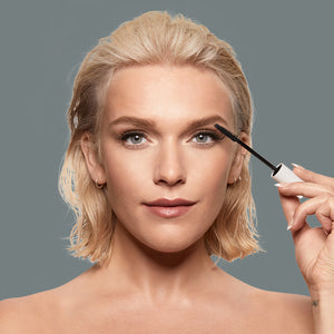 SWATI Cosmetics model applying onyx mascara.